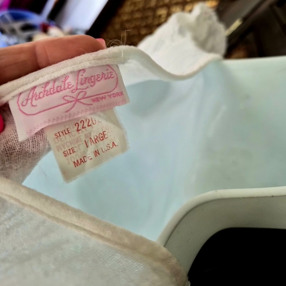 Elegant White Lace Nightgown - Picture 5 of 6